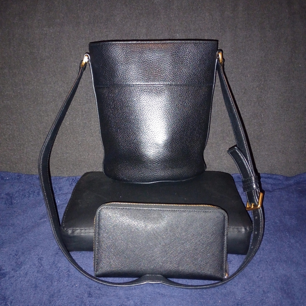 Tory Burch Britten Bucket Bag With Tory Burch Wallet - Picture 2 of 15